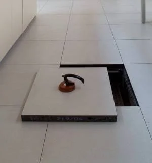 Laminato 
						Finitura tecnica composta da strati di carta kraft impregnati con resine fenoliche e melaminiche, ideale per ambienti ad alto traffico grazie alla sua resistenza e facilità di pulizia.