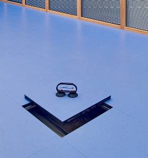 Resilienti 
						Soluzioni in PVC, linoleum, gomma e moquette autoposante, disponibili in vari colori e texture, offrono comfort acustico e resistenza al calpestio, adatte a uffici e spazi pubblici.