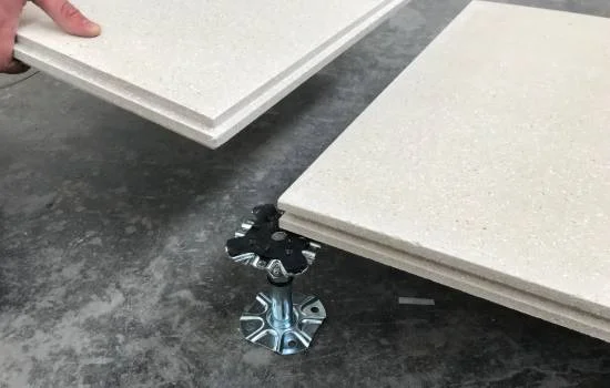 Pannello Sistema a Incastro Realizzato con pannelli modulari in solfato di calcio ad alta densità (spessore 28 o 32 mm)
						consente la formazione di una soletta a secco continua, solida e uniforme.