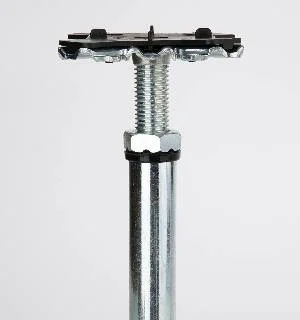 SA – Supporto Autonomo Sistema composto da colonnine in acciaio zincato regolabili in altezza, ideale per installazioni rapide e ambienti con carichi leggeri.